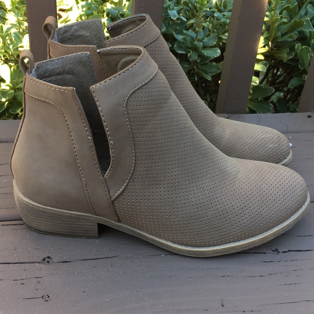 Women’s boutique ankle booties